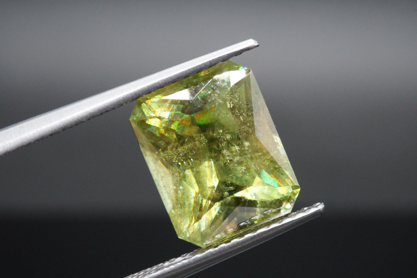 Natürlicher grüner Sphen (Titanit) aus Madagaskar, Smaragdschliff, unbehandelt, 4,76 Karat.