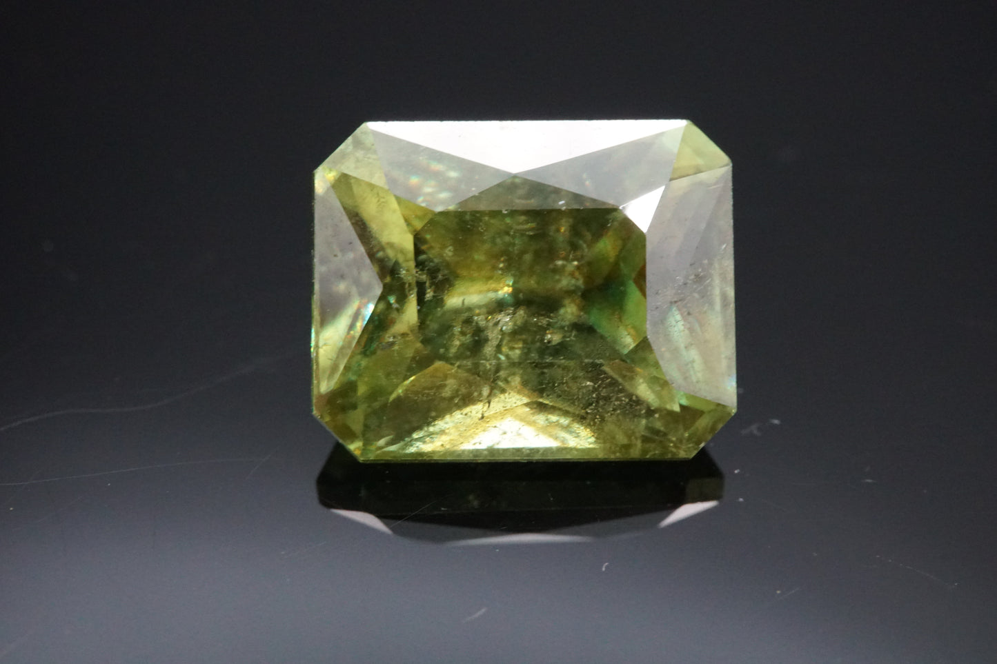 Natürlicher grüner Sphen (Titanit) aus Madagaskar, Smaragdschliff, unbehandelt, 4,76 Karat.