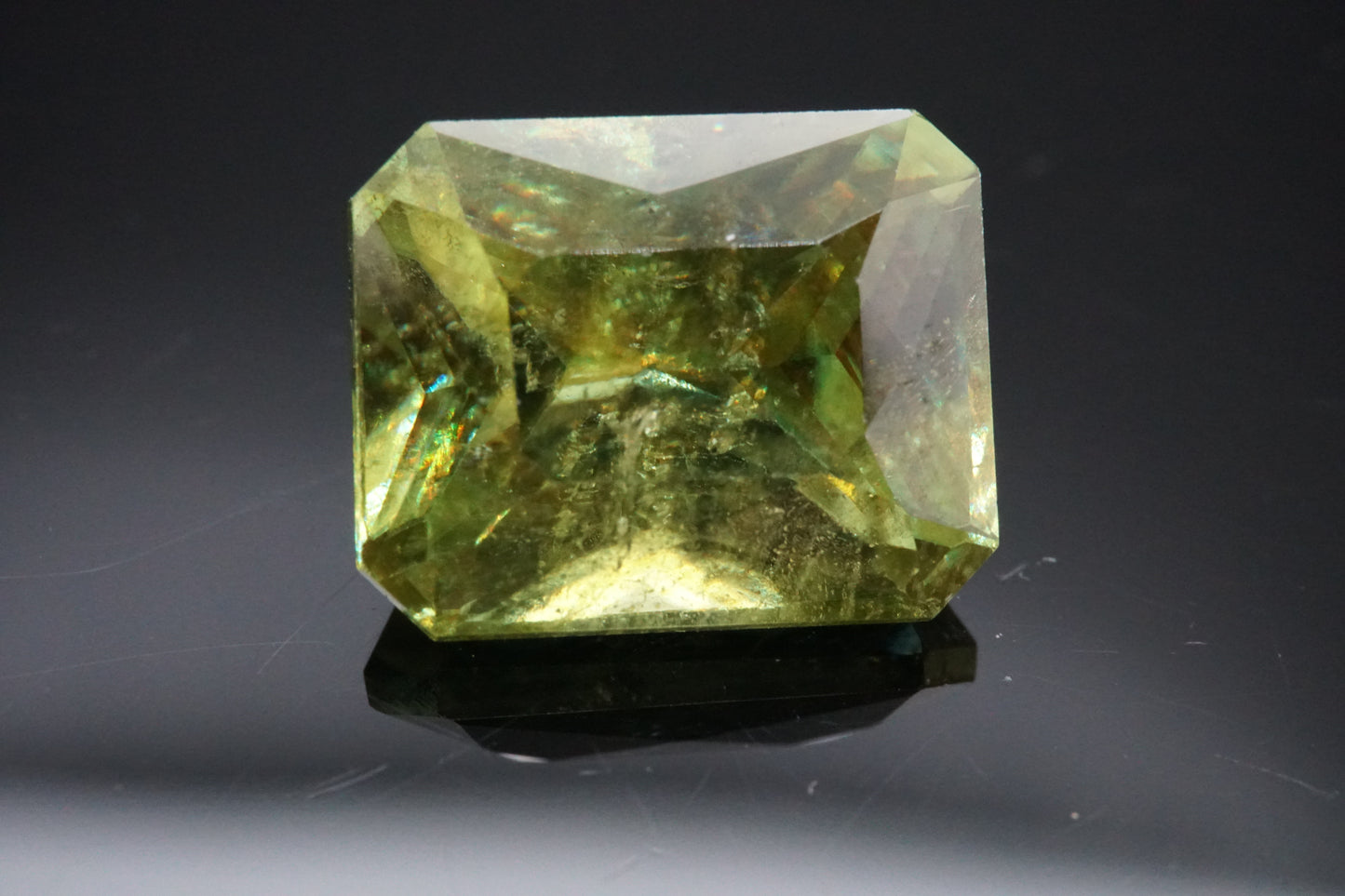 Natürlicher grüner Sphen (Titanit) aus Madagaskar, Smaragdschliff, unbehandelt, 4,76 Karat.