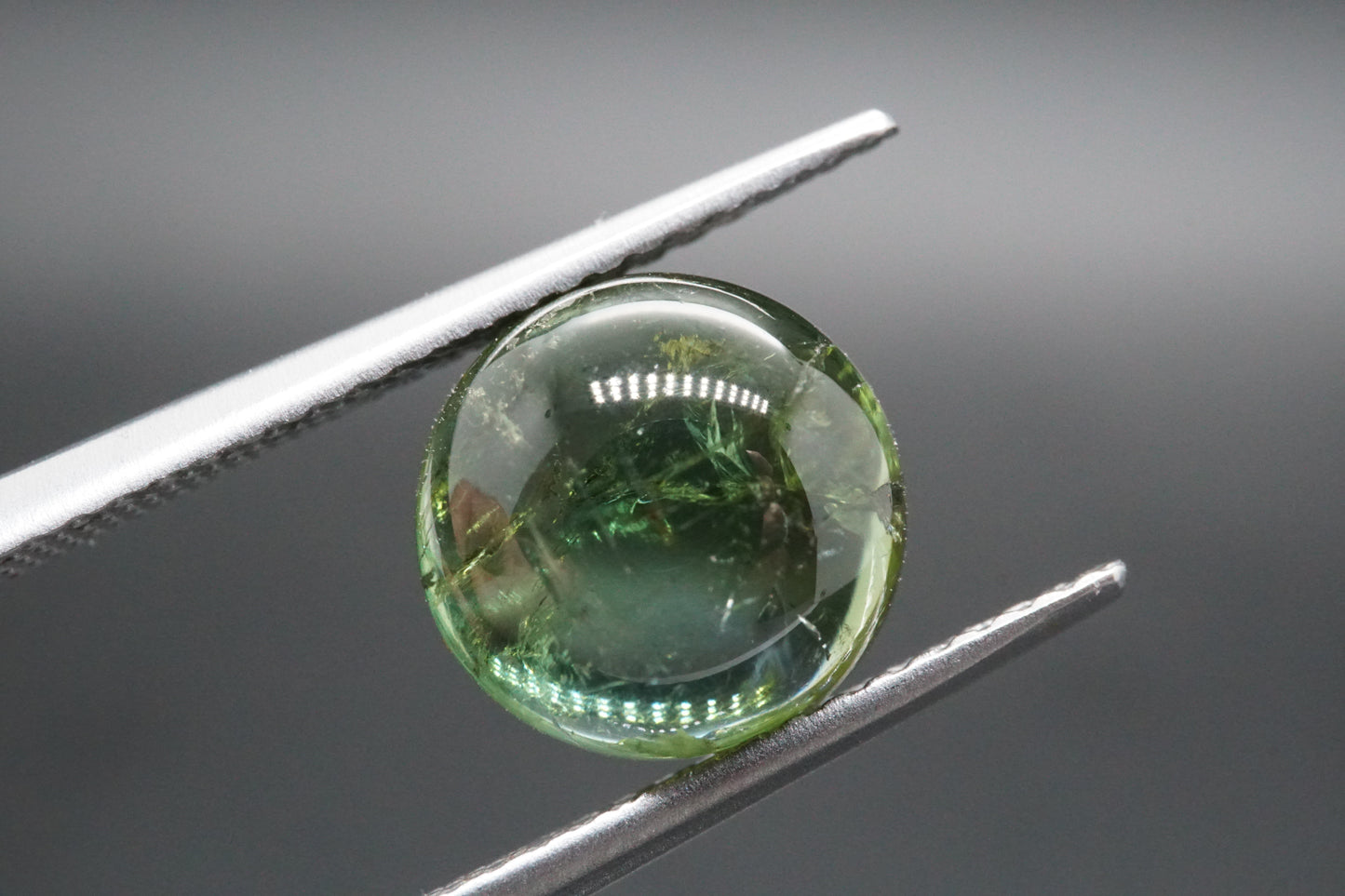 Natürlicher grüner Turmalin aus Äthiopien, Cabochon rund, unbehandelt, 3,54 Karat.
