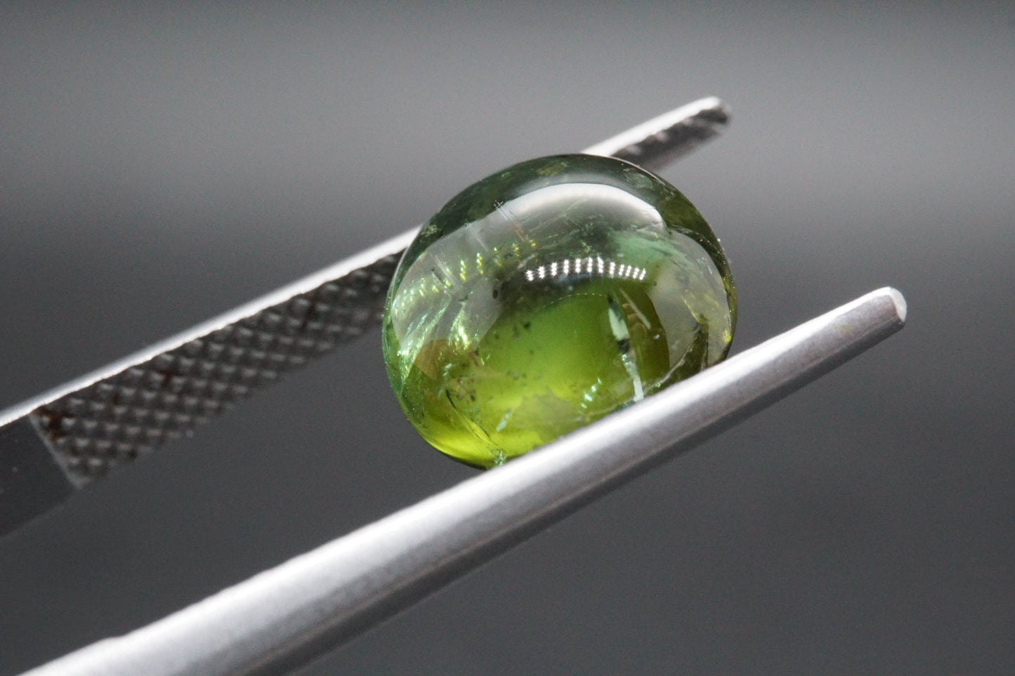 Natürlicher grüner Turmalin aus Äthiopien, Cabochon rund, unbehandelt, 3,54 Karat.