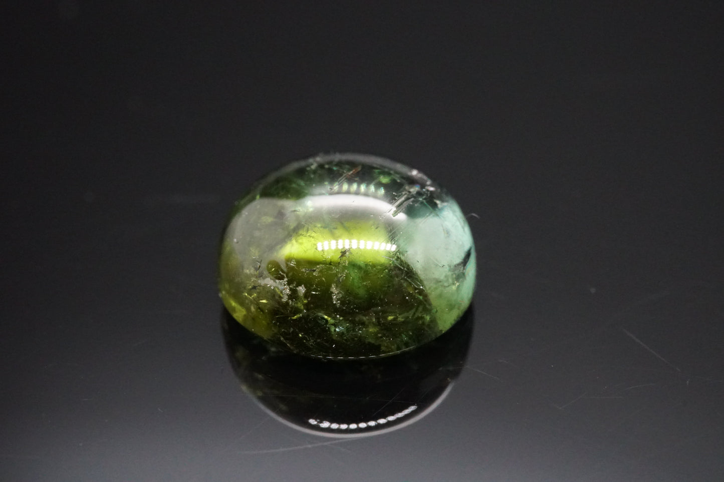 Natürlicher grüner Turmalin aus Äthiopien, Cabochon rund, unbehandelt, 3,54 Karat.