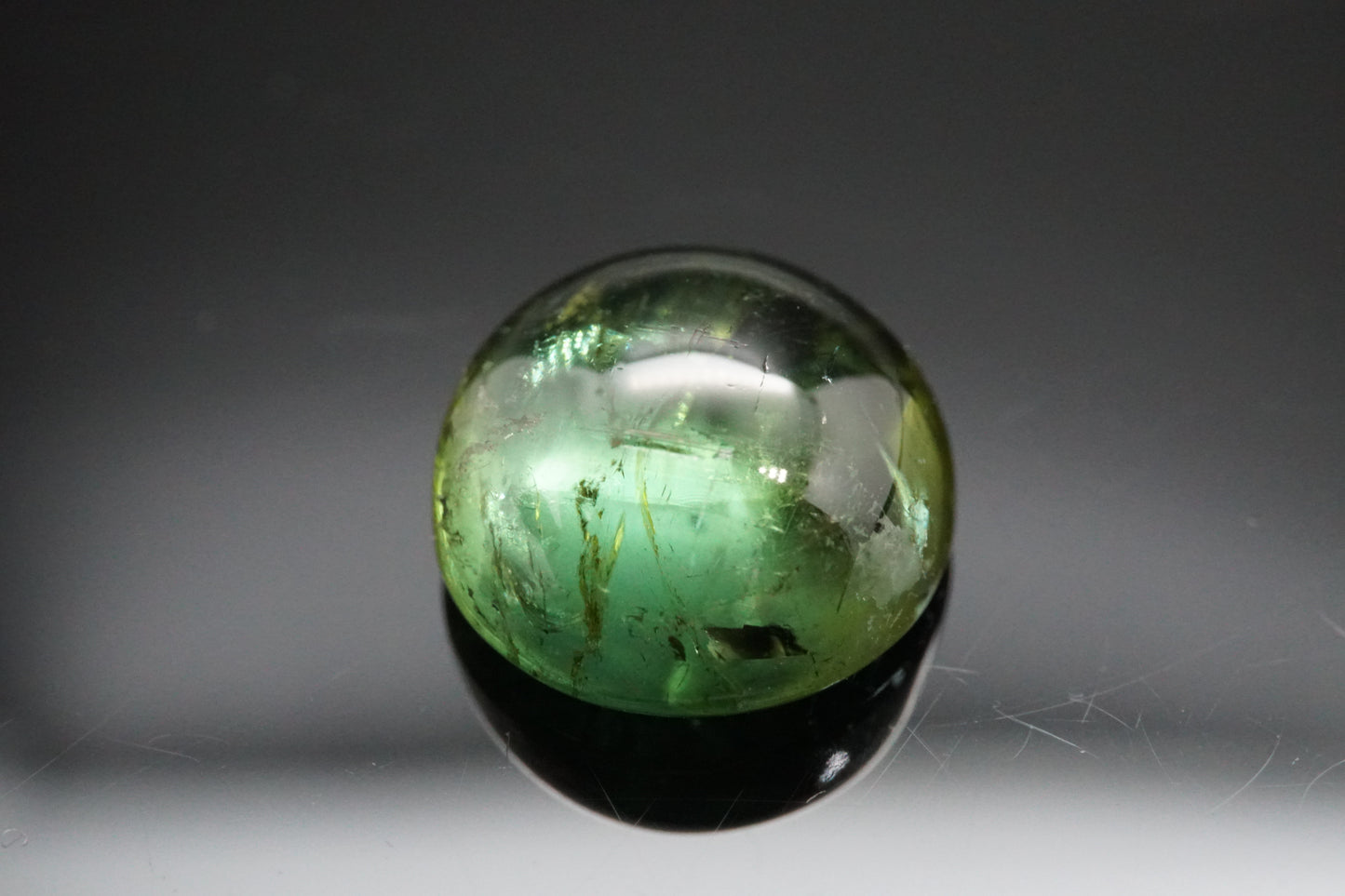 Natürlicher grüner Turmalin aus Äthiopien, Cabochon rund, unbehandelt, 3,54 Karat.