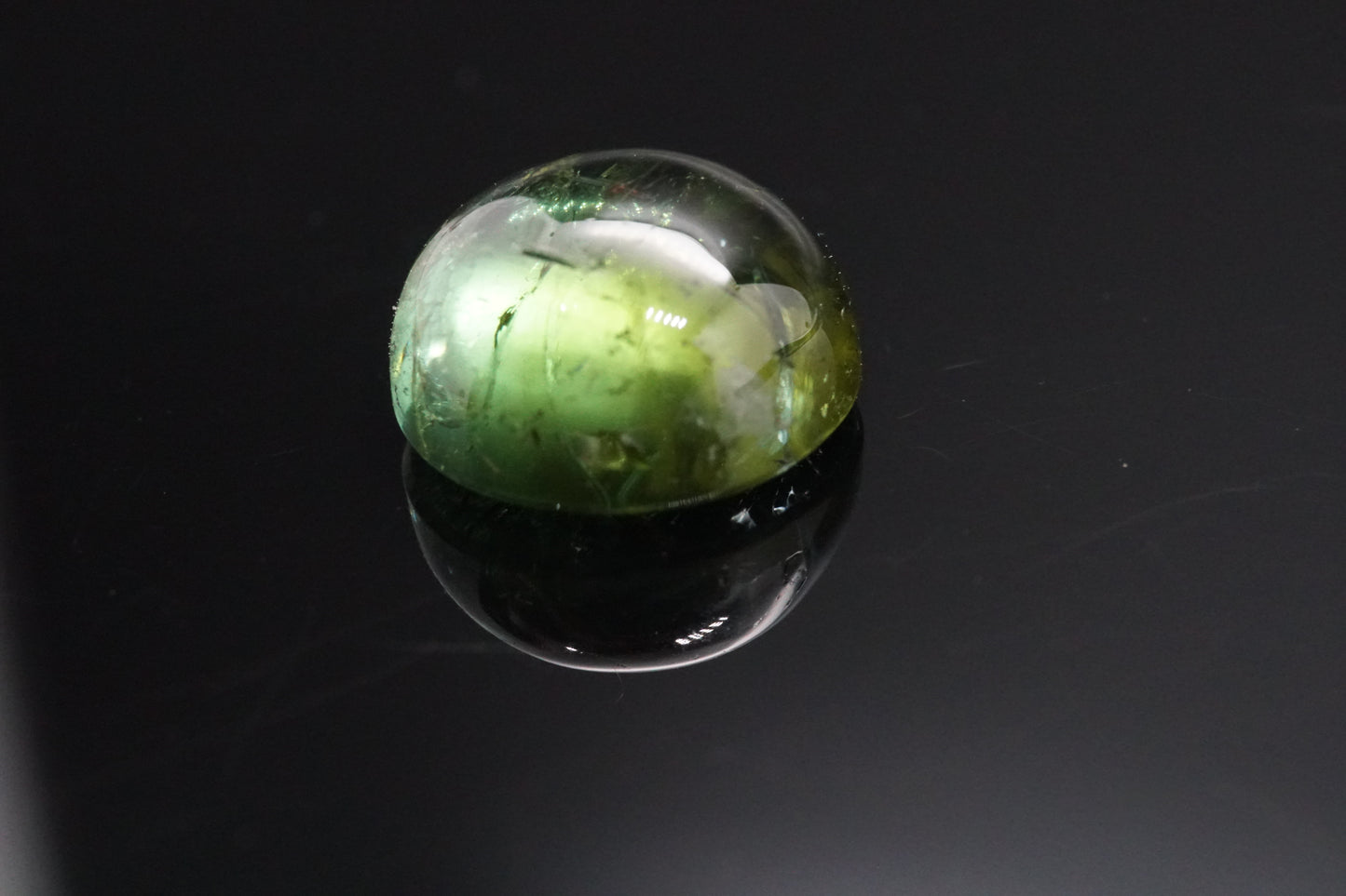 Natürlicher grüner Turmalin aus Äthiopien, Cabochon rund, unbehandelt, 3,54 Karat.