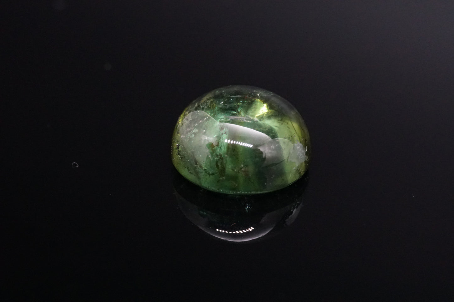 Natürlicher grüner Turmalin aus Äthiopien, Cabochon rund, unbehandelt, 3,54 Karat.