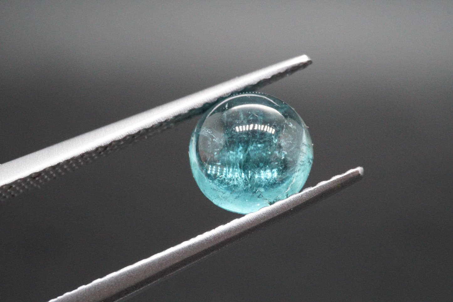 Natürlicher Turmalin aus Äthiopien, Cabochon rund, 1,6 Karat.