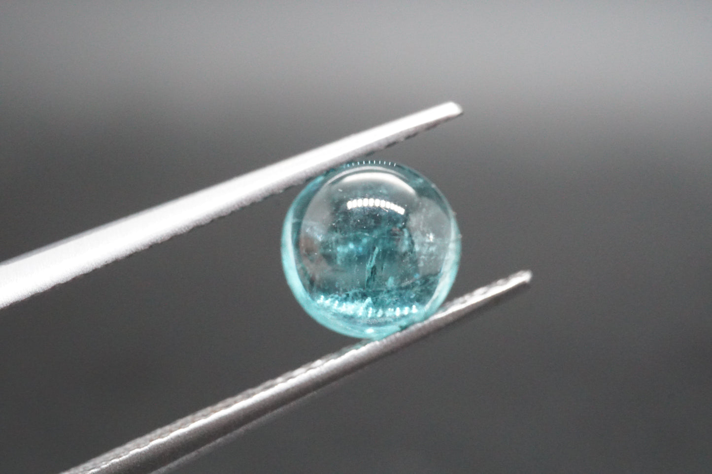 Natürlicher Turmalin aus Äthiopien, Cabochon rund, 1,6 Karat.