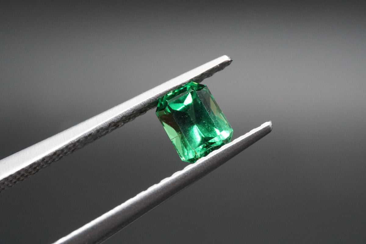 Natürlicher Tsavorit mit 0,54 Karat, im Smaragdschliff, leuchtend grün.