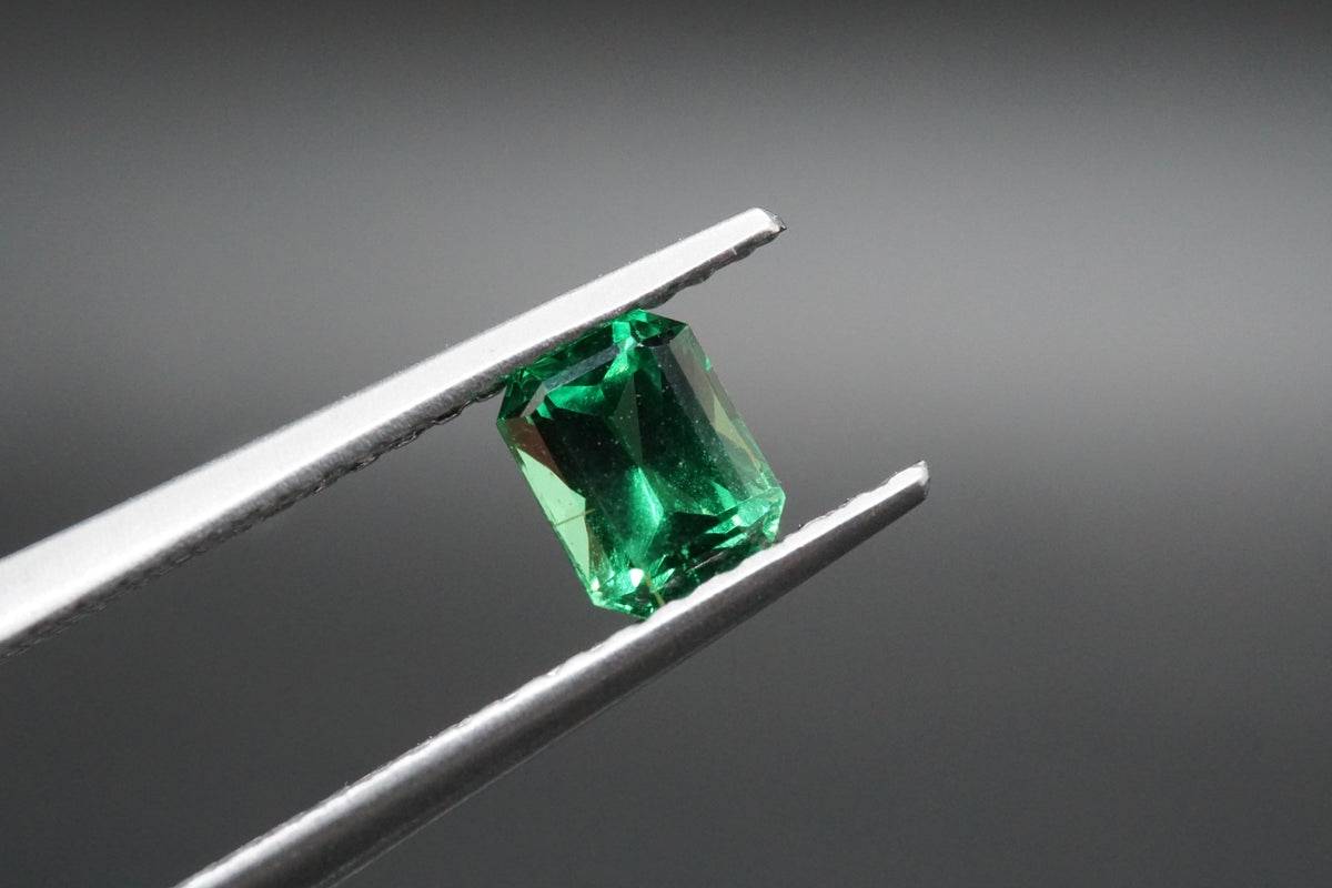 Natürlicher Tsavorit mit 0,54 Karat, im Smaragdschliff, leuchtend grün.