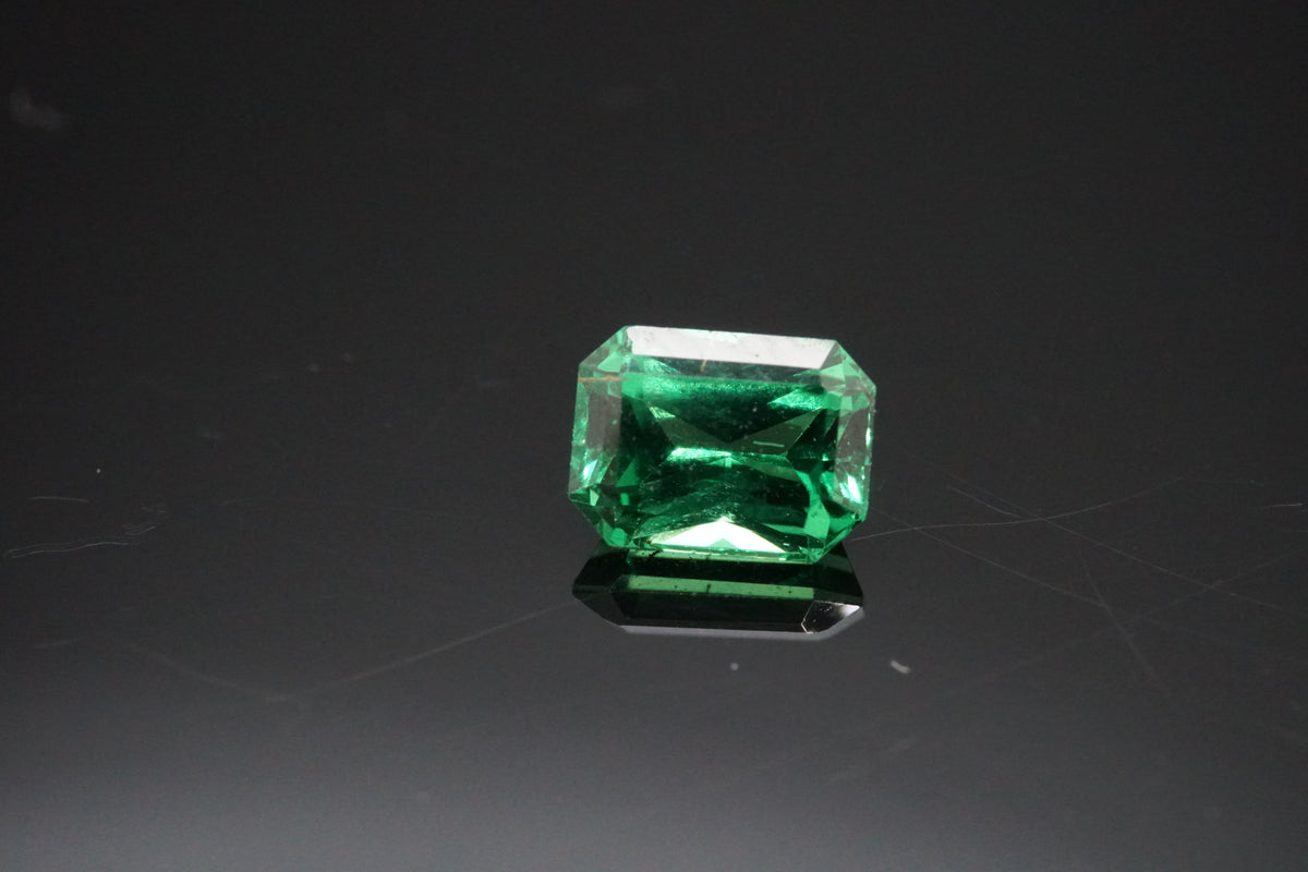 Natürlicher Tsavorit mit 0,54 Karat, im Smaragdschliff, leuchtend grün.