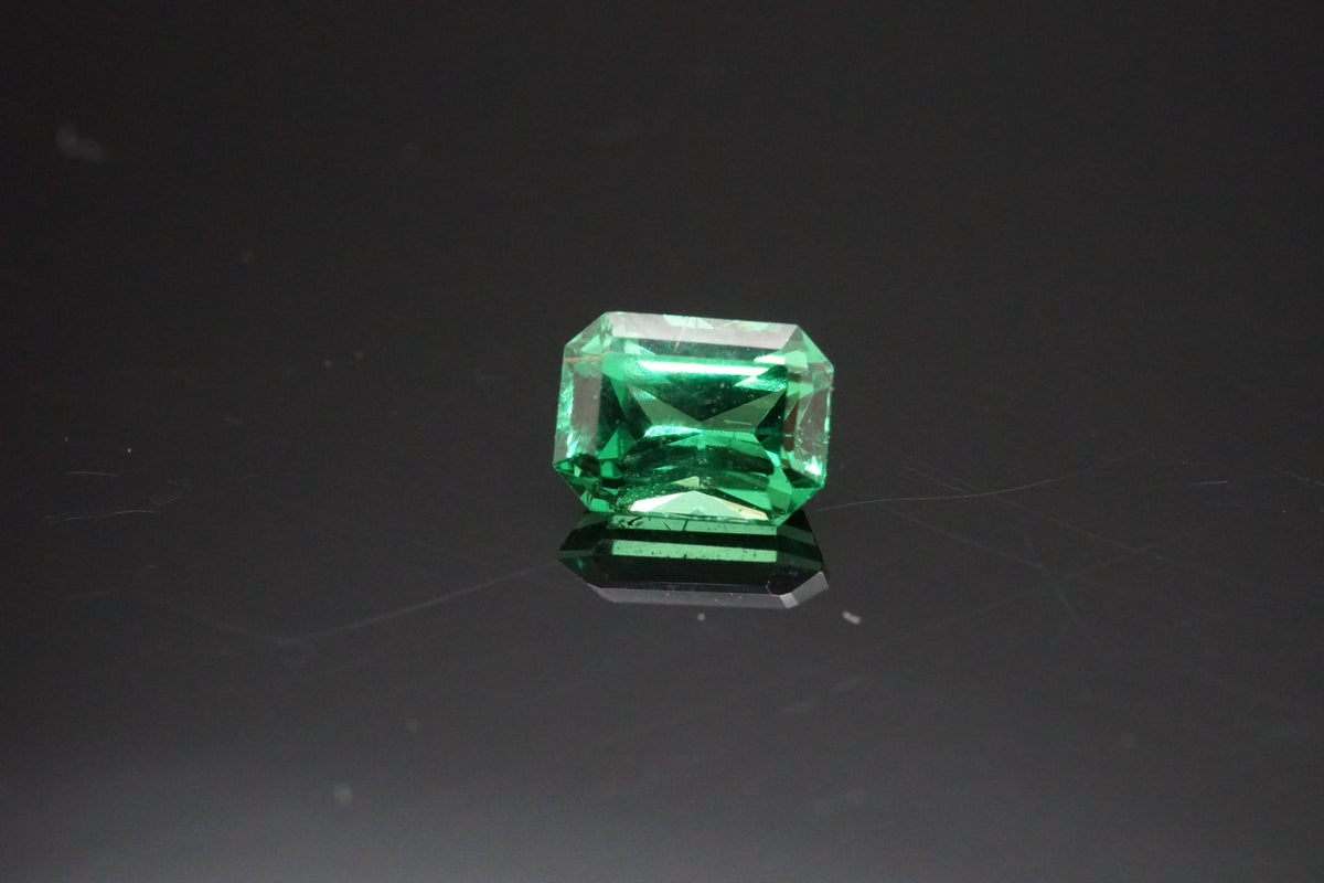 Natürlicher Tsavorit mit 0,54 Karat, im Smaragdschliff, leuchtend grün.