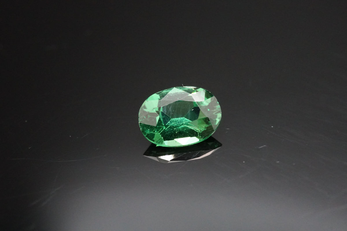 Natürlicher Tsavorit aus Tansania mit 0,57 Karat, im Ovalschliff, leuchtend grün.