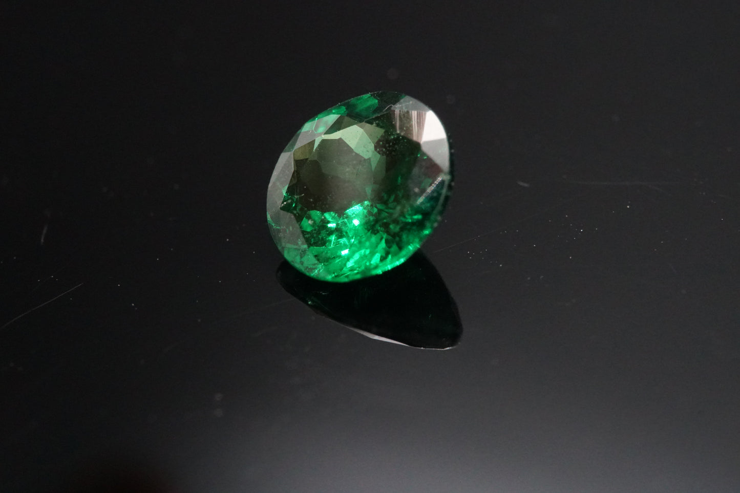 Natürlicher Tsavorit aus Tansania mit 1,02 Karat, im Rundschliff, leuchtend grün.