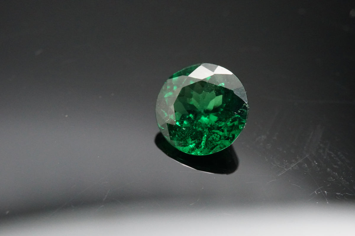 Natürlicher Tsavorit aus Tansania mit 1,02 Karat, im Rundschliff, leuchtend grün.