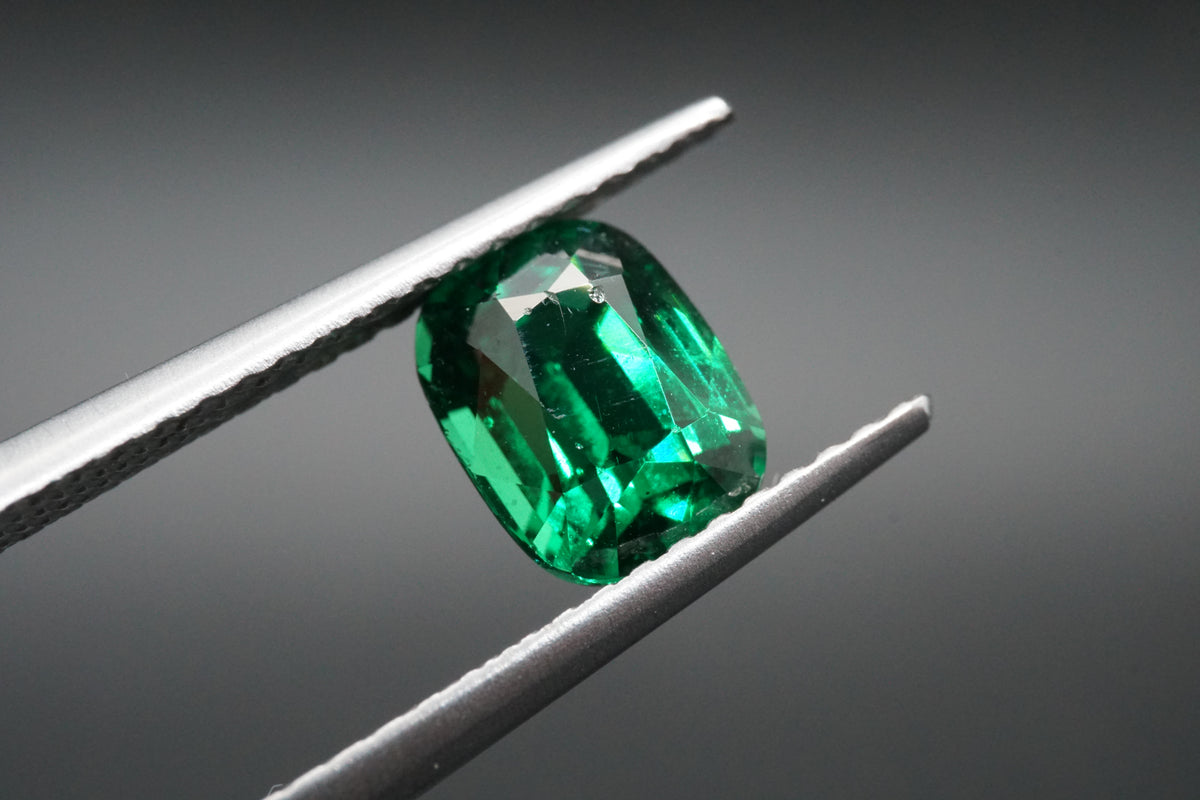 Natürlicher Tsavorit mit 1,55 Karat, im Mixed-Schliff, sattes Grün, mit Zertifikat.