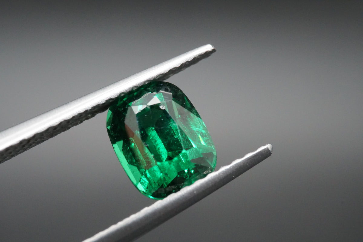 Natürlicher Tsavorit mit 1,55 Karat, im Mixed-Schliff, sattes Grün, mit Zertifikat.