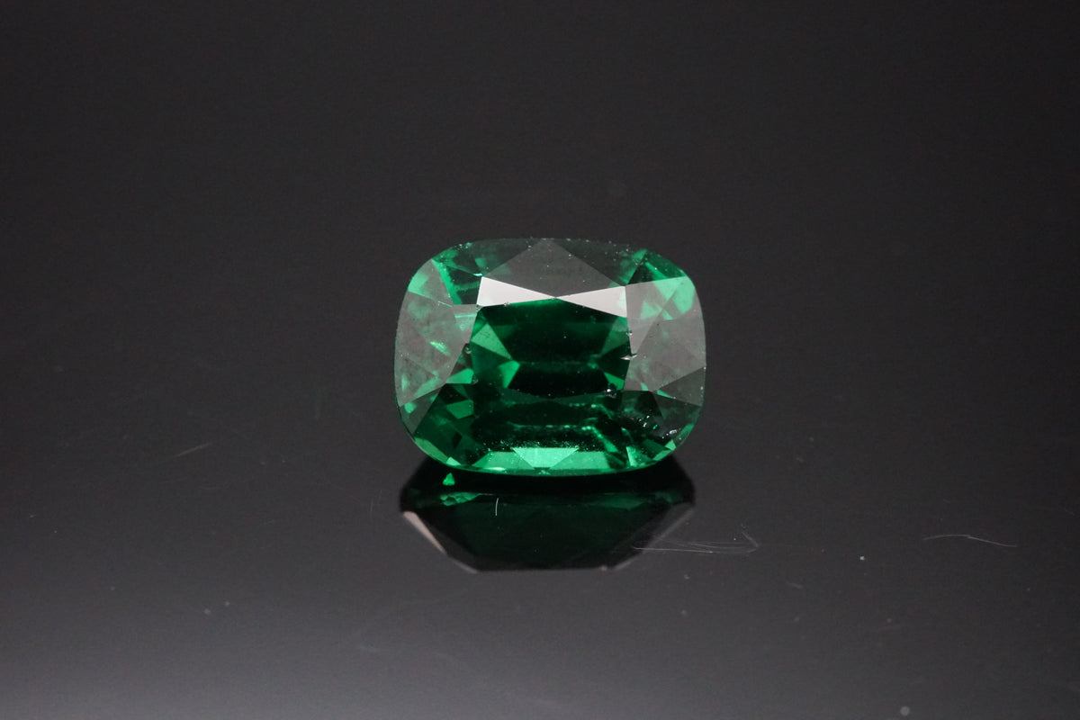 Natürlicher Tsavorit mit 1,55 Karat, im Mixed-Schliff, sattes Grün, mit Zertifikat.