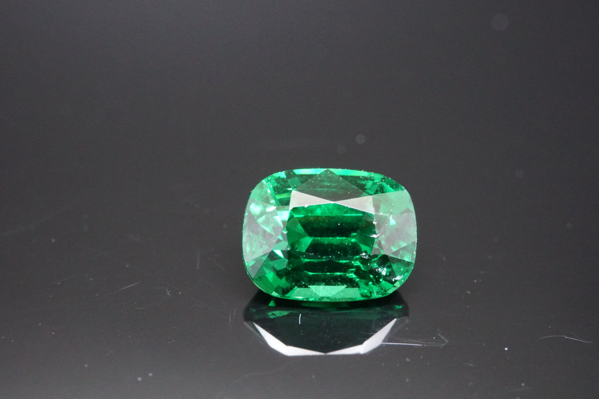Natürlicher Tsavorit mit 1,55 Karat, im Mixed-Schliff, sattes Grün, mit Zertifikat.