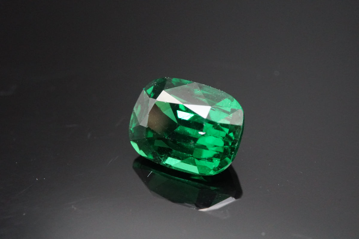 Natürlicher Tsavorit mit 1,55 Karat, im Mixed-Schliff, sattes Grün, mit Zertifikat.