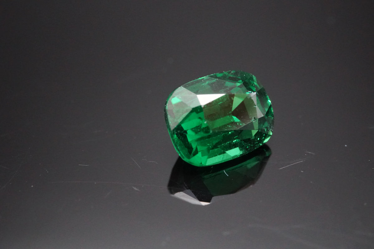 Natürlicher Tsavorit mit 1,55 Karat, im Mixed-Schliff, sattes Grün, mit Zertifikat.