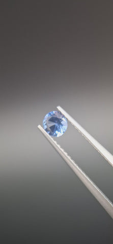 Round calibrated blue saphir