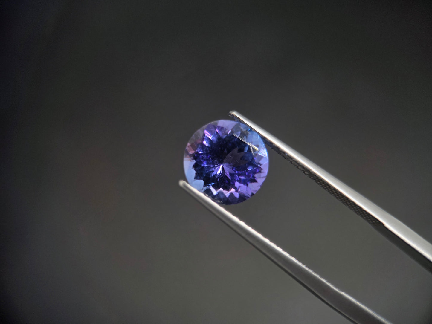 Exklusiver Tansanit im Brillantschliff – 2,59 Karat