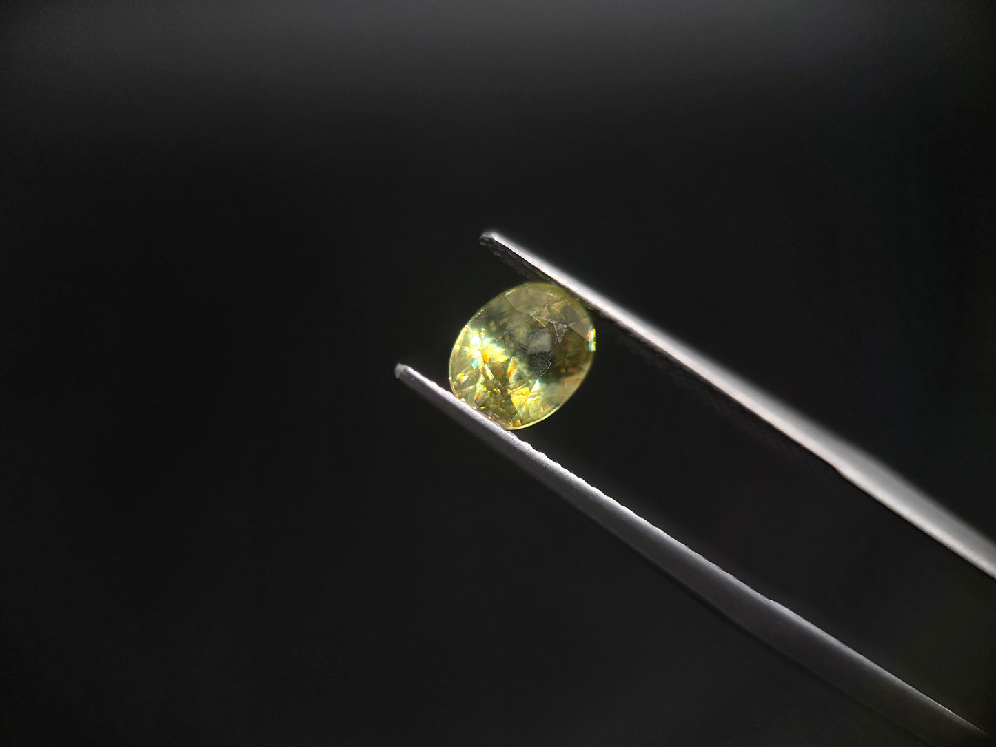 Exklusiver Sphen (Titanit) – Ovalschliff & Brillantes Feuer – 1,61 ct