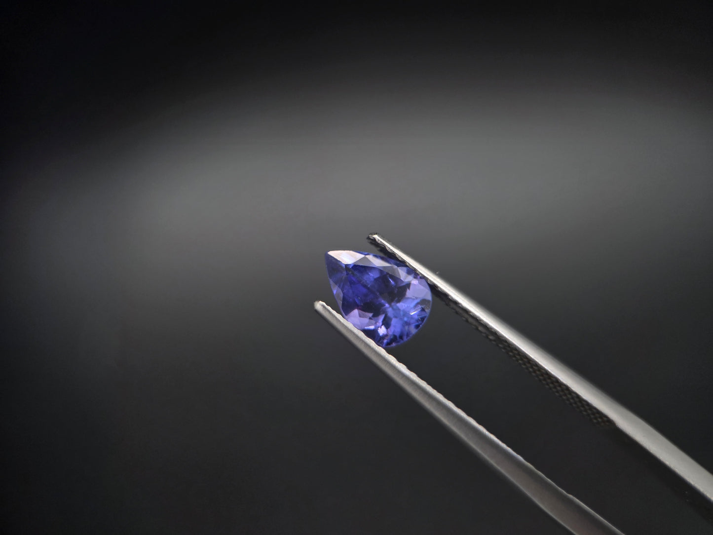 Exklusiver Tansanit im Birnenschliff – 1,02 ct Edelstein