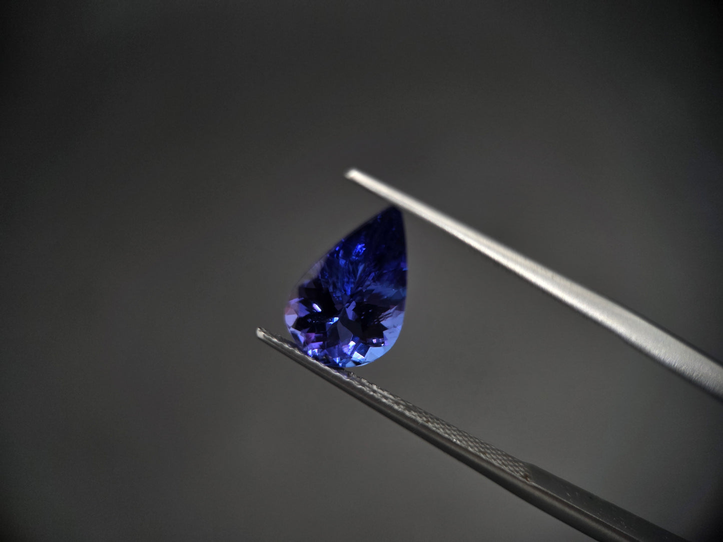 Tansanit 2,33 Karat – Tropfenschliff | Intensives Blau-Violett | Hochwertiger Edelstein