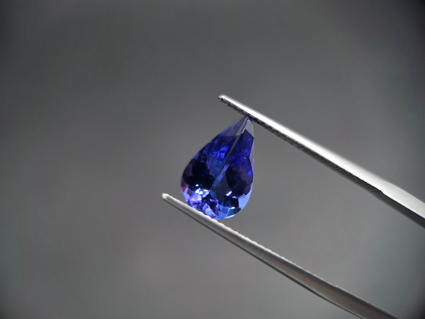 Tansanit 2,33 Karat – Tropfenschliff | Intensives Blau-Violett | Hochwertiger Edelstein