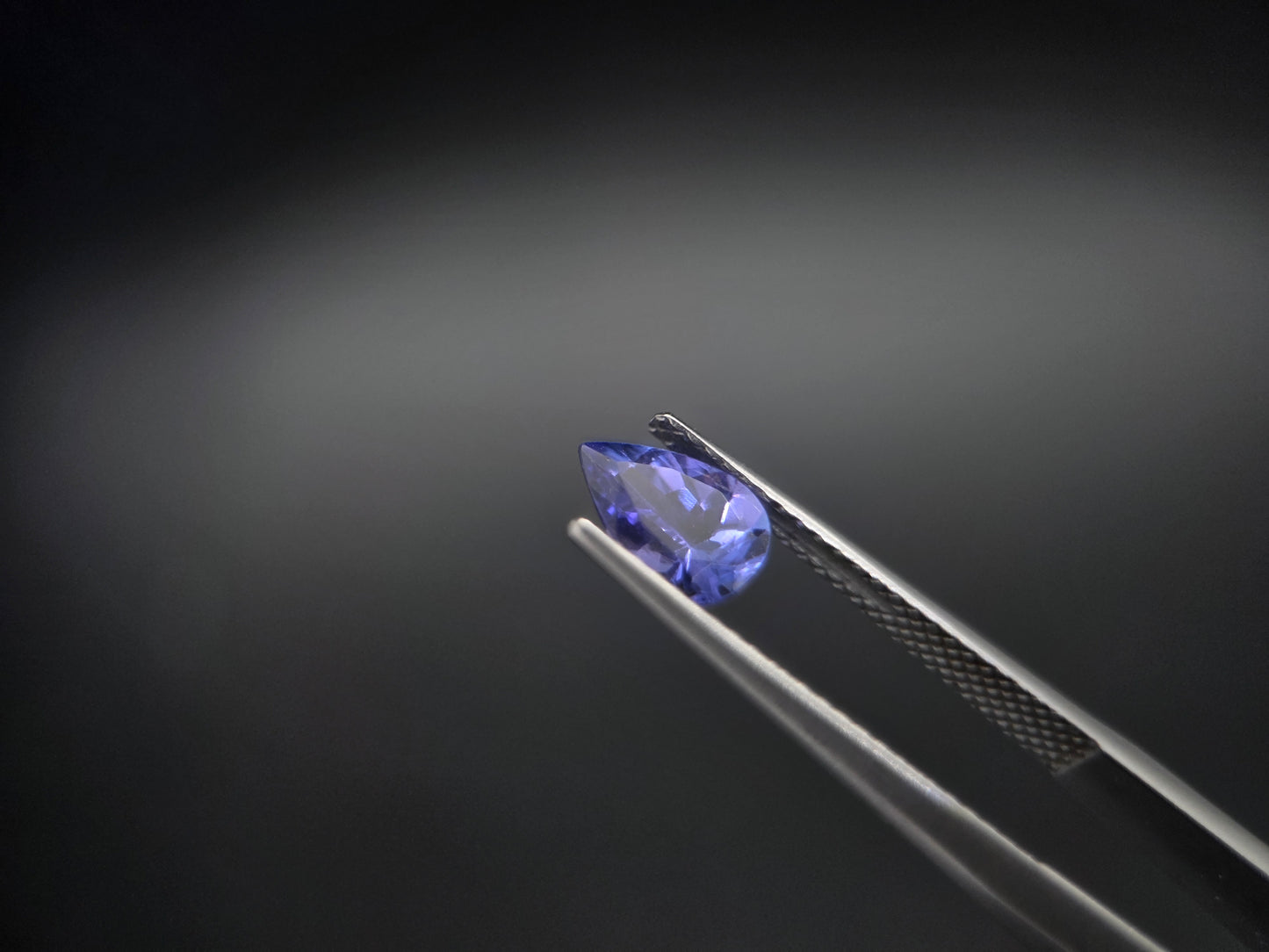 Exklusiver Tansanit im Birnenschliff – 1,02 ct Edelstein