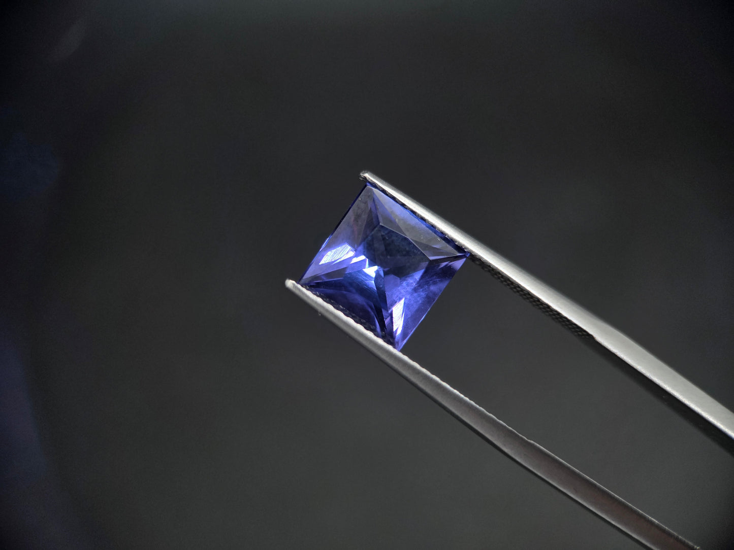 Tansanit Princess-Schliff – 3,76 ct Deep Royal Blue (Investment Grade)
