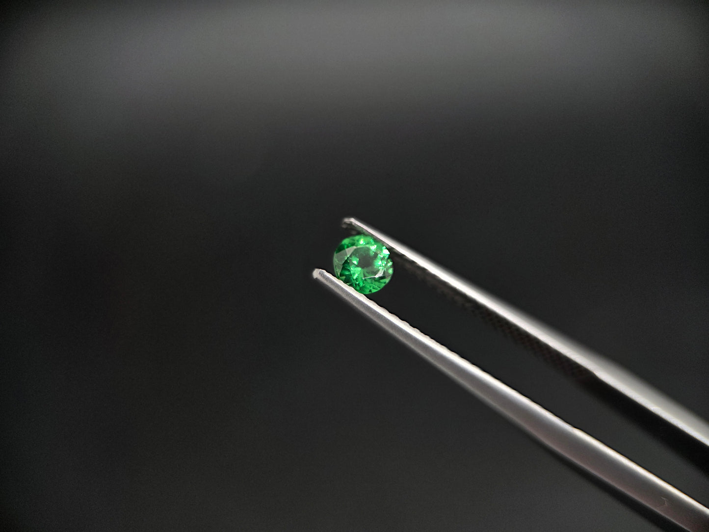 Edler Tsavorit Granat – Brillanter Rundschliff – 0,32 ct