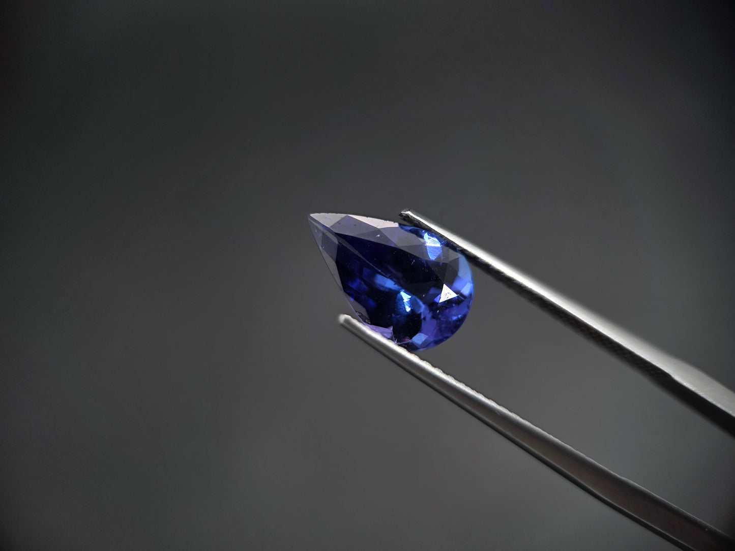 Tansanit 2,33 Karat – Tropfenschliff | Intensives Blau-Violett | Hochwertiger Edelstein