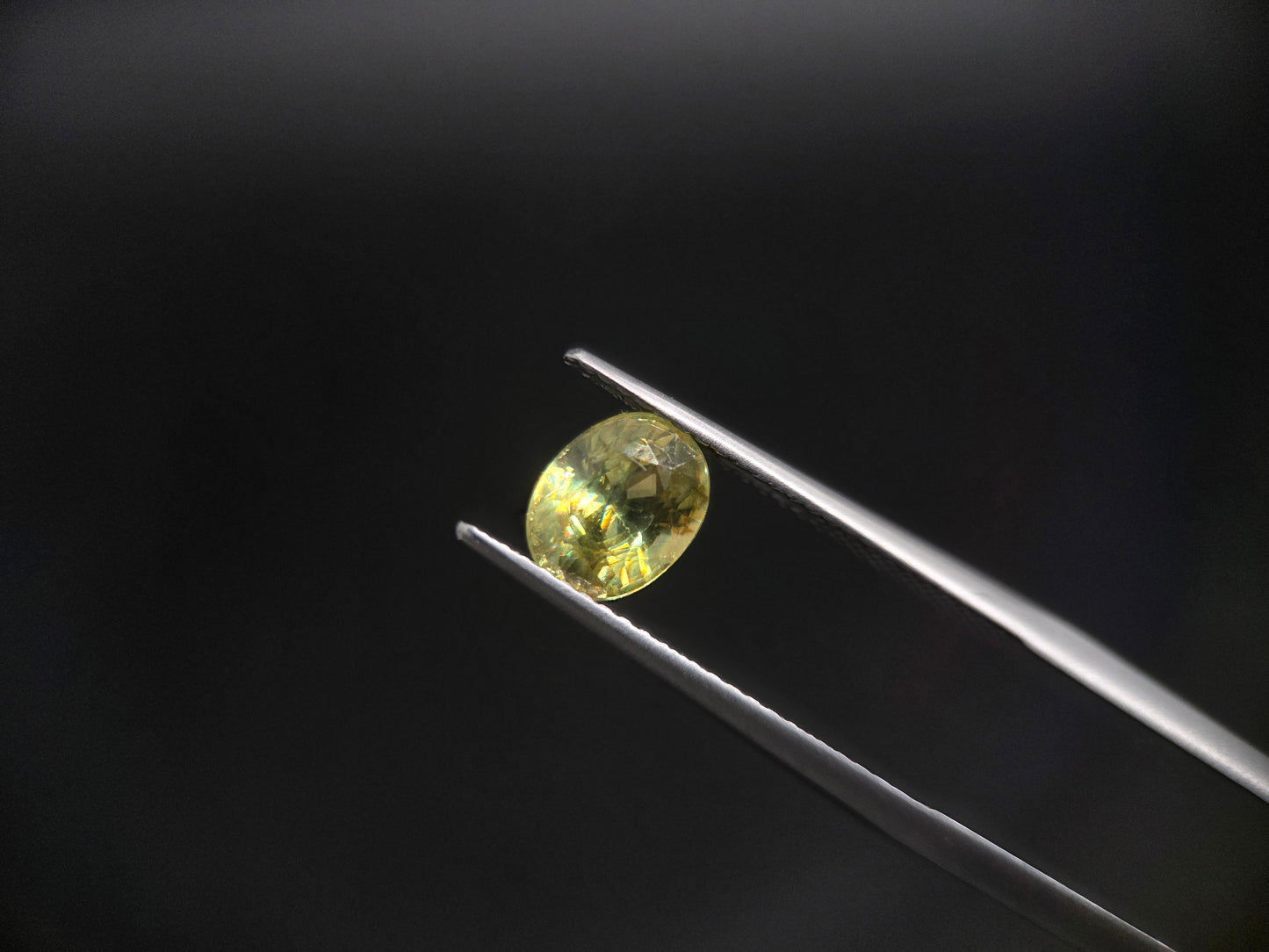 Exklusiver Sphen (Titanit) – Ovalschliff & Brillantes Feuer – 1,61 ct