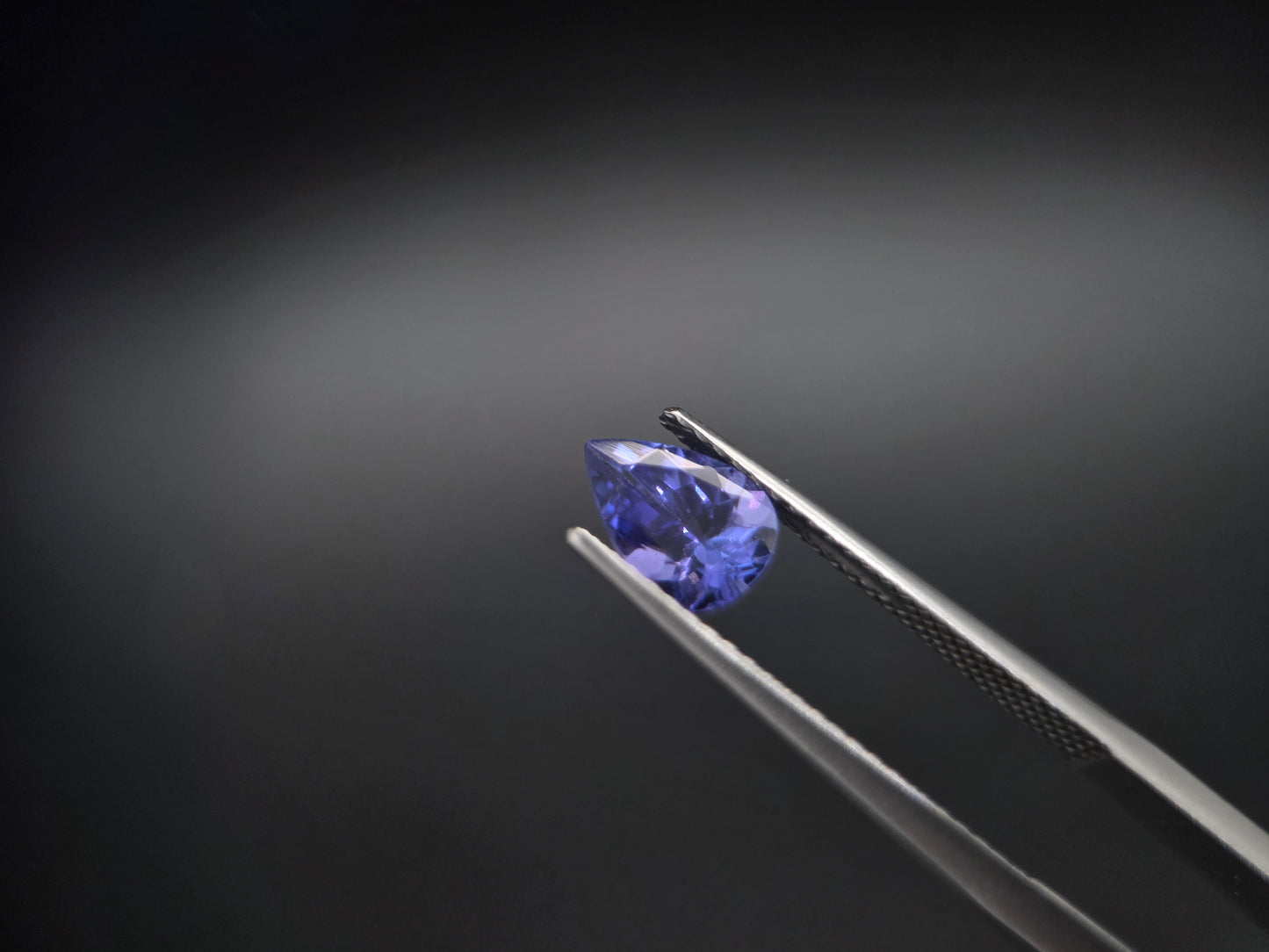 Exklusiver Tansanit im Birnenschliff – 1,02 ct Edelstein