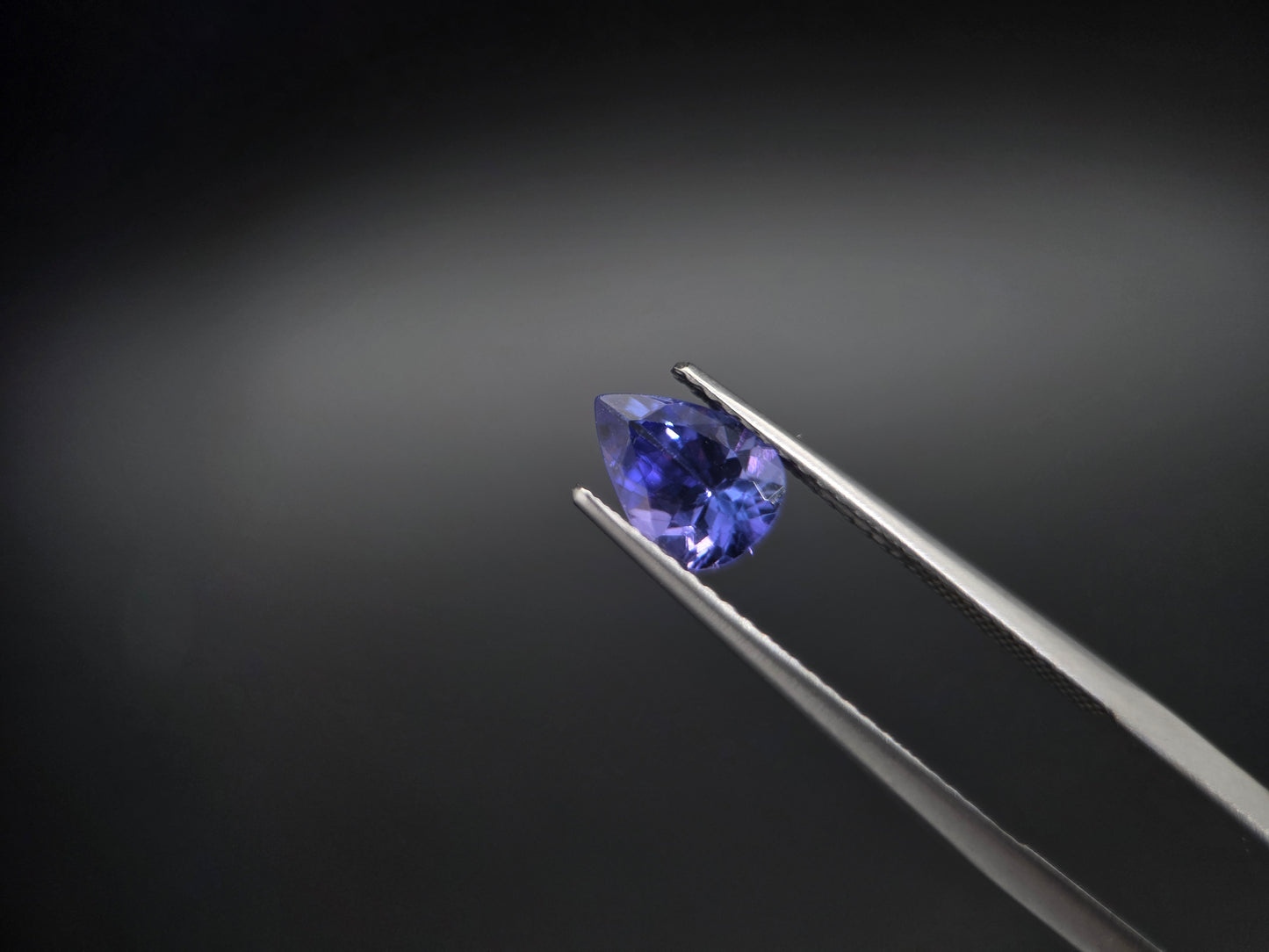 Exklusiver Tansanit im Birnenschliff – 1,02 ct Edelstein