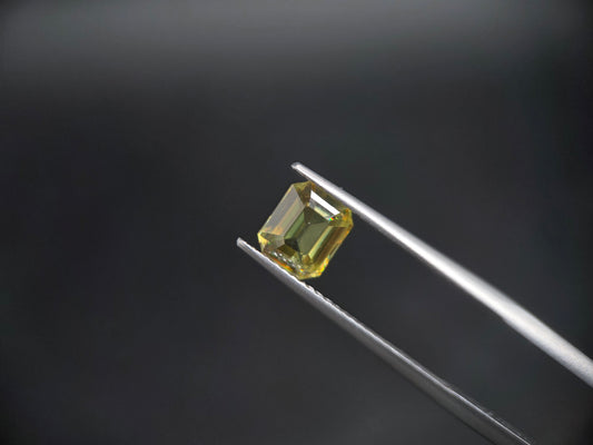 Exklusiver Sphen (Titanit) – Smaragdschliff & Brillantes Feuer – 1,24 ct