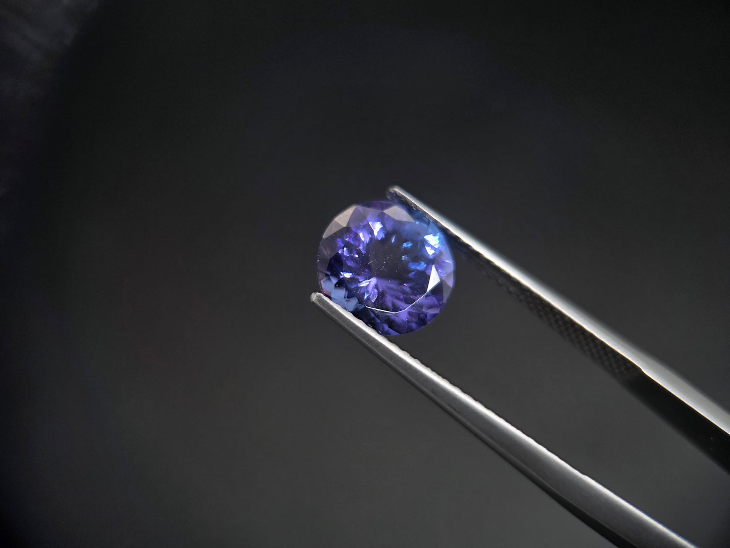 Exklusiver Tansanit im Brillantschliff – 2,59 Karat