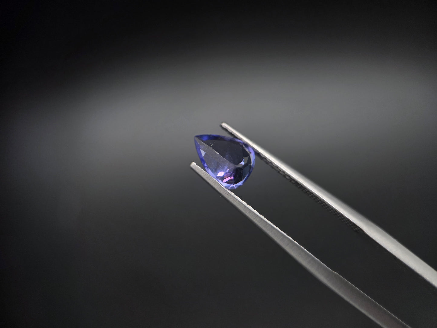 Exklusiver Tansanit im Birnenschliff – 1,02 ct Edelstein