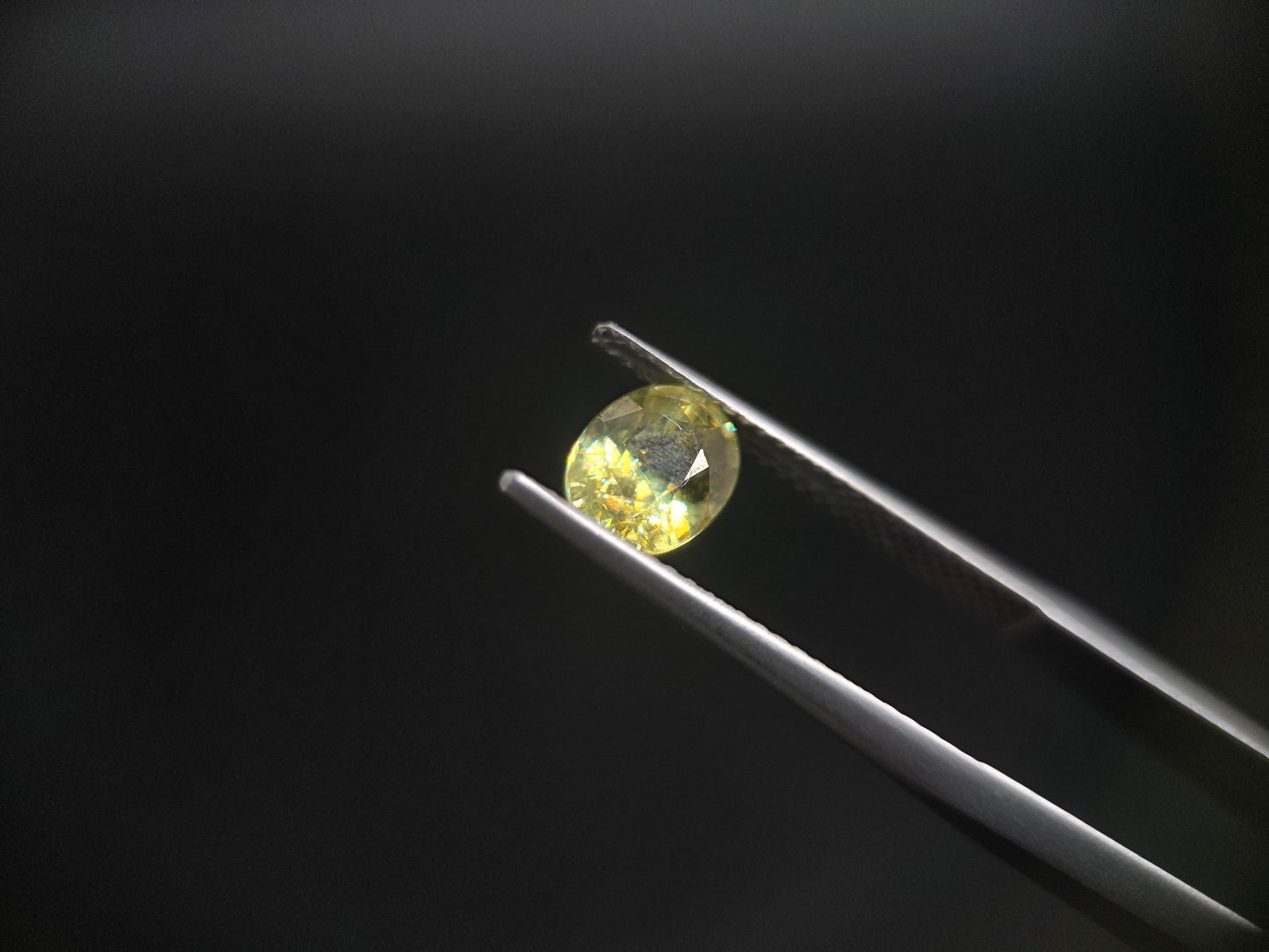 Exklusiver Sphen (Titanit) – Ovalschliff & Brillantes Feuer – 1,61 ct