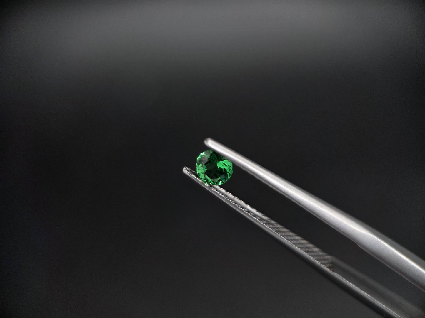 Edler Tsavorit Granat – Brillanter Rundschliff – 0,32 ct